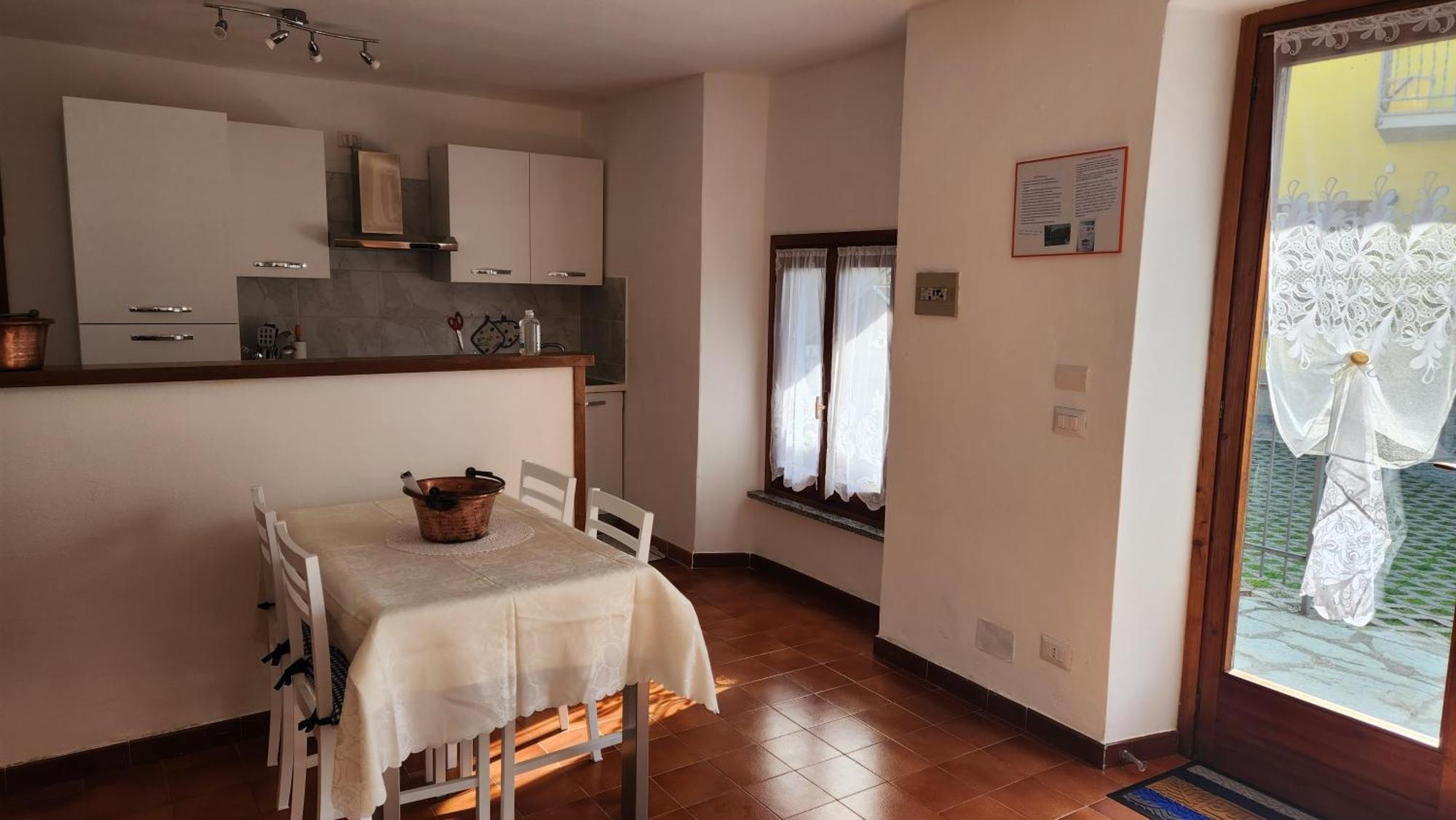 Laura'S Cottage With Lake View, Detached, 5 Kilometers From Varenna Lierna Buitenkant foto