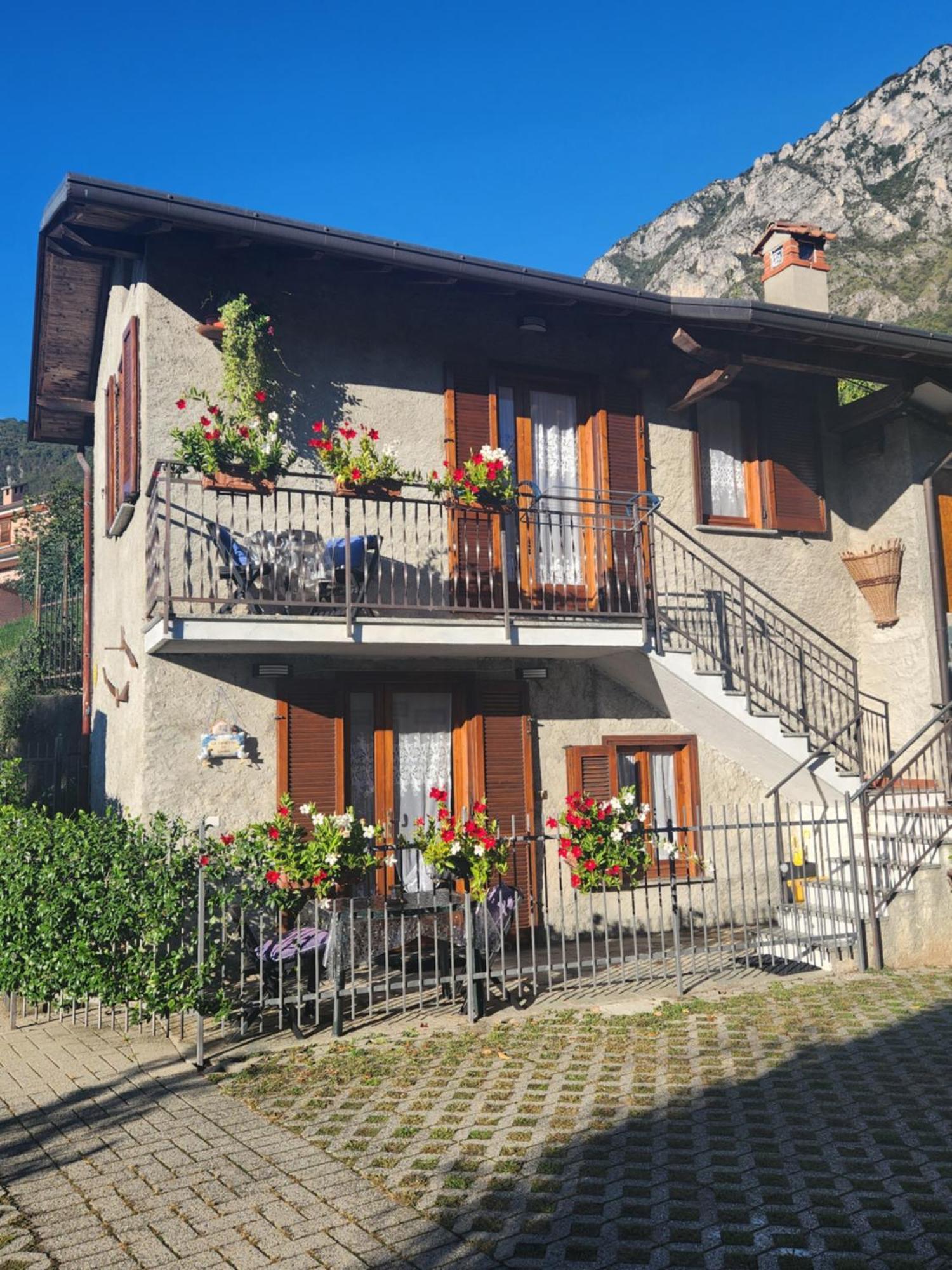 Laura'S Cottage With Lake View, Detached, 5 Kilometers From Varenna Lierna Buitenkant foto